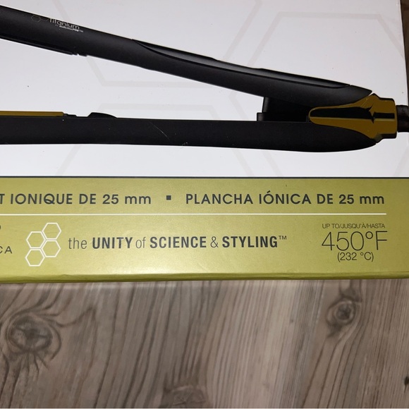 COPY - BaByliss Pro Graphite Titanium 1" Ionic Flat Iron black digital 450F BGT… - Picture 2 of 6